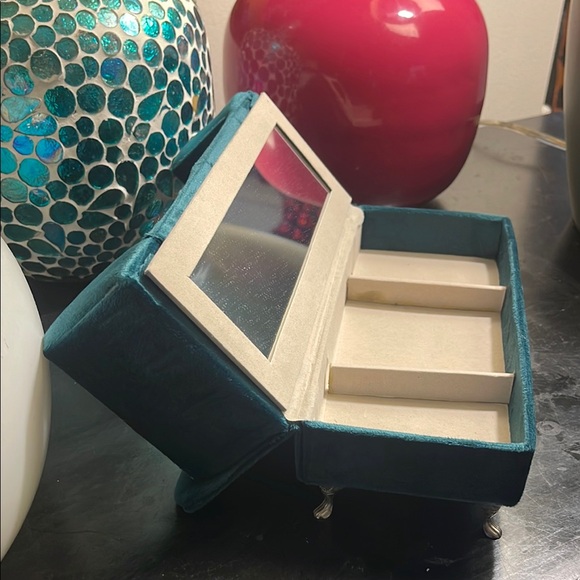 Teal Velvet table decor - Picture 2 of 5